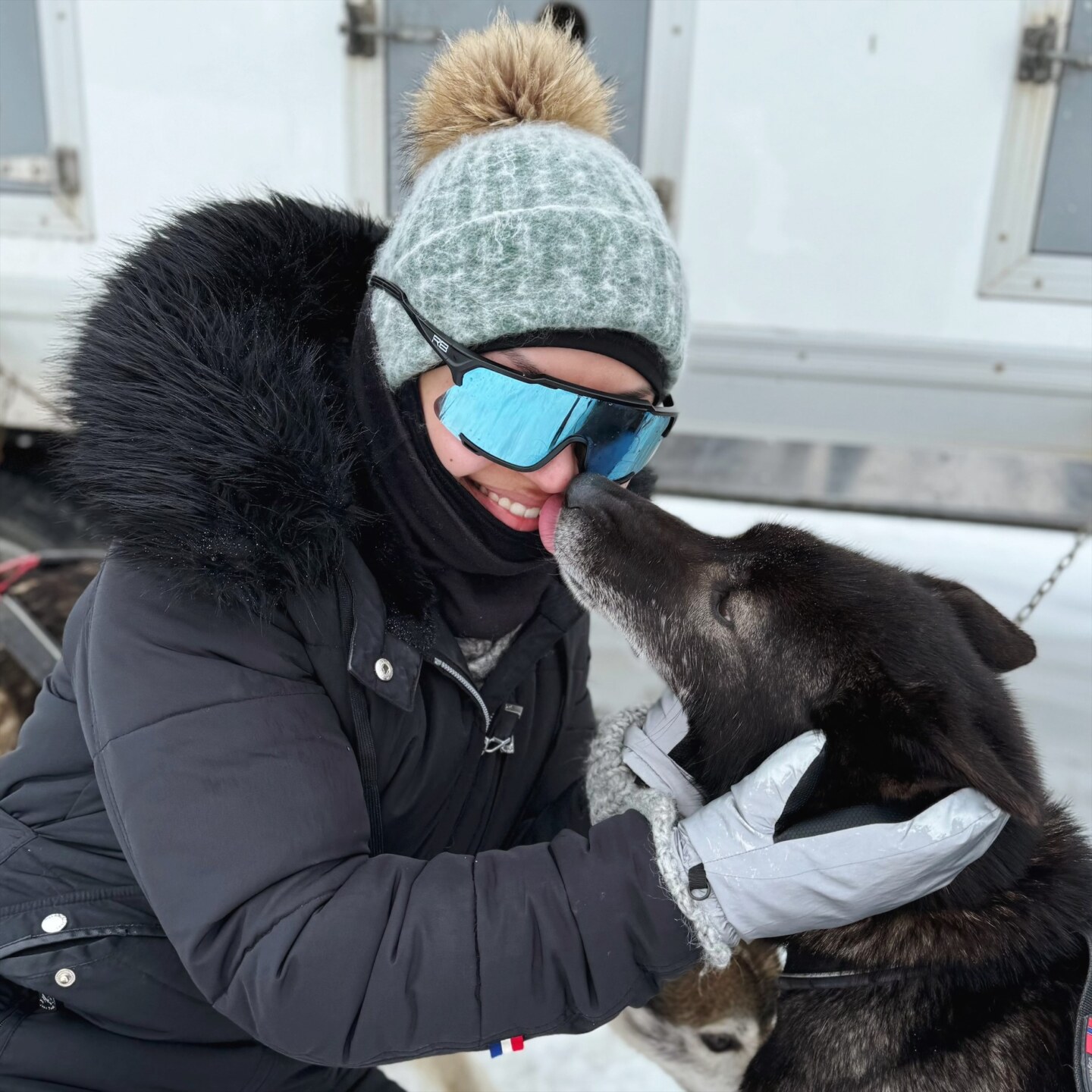 Foto: Kirsten Seiertun (bilde av jente og hund)